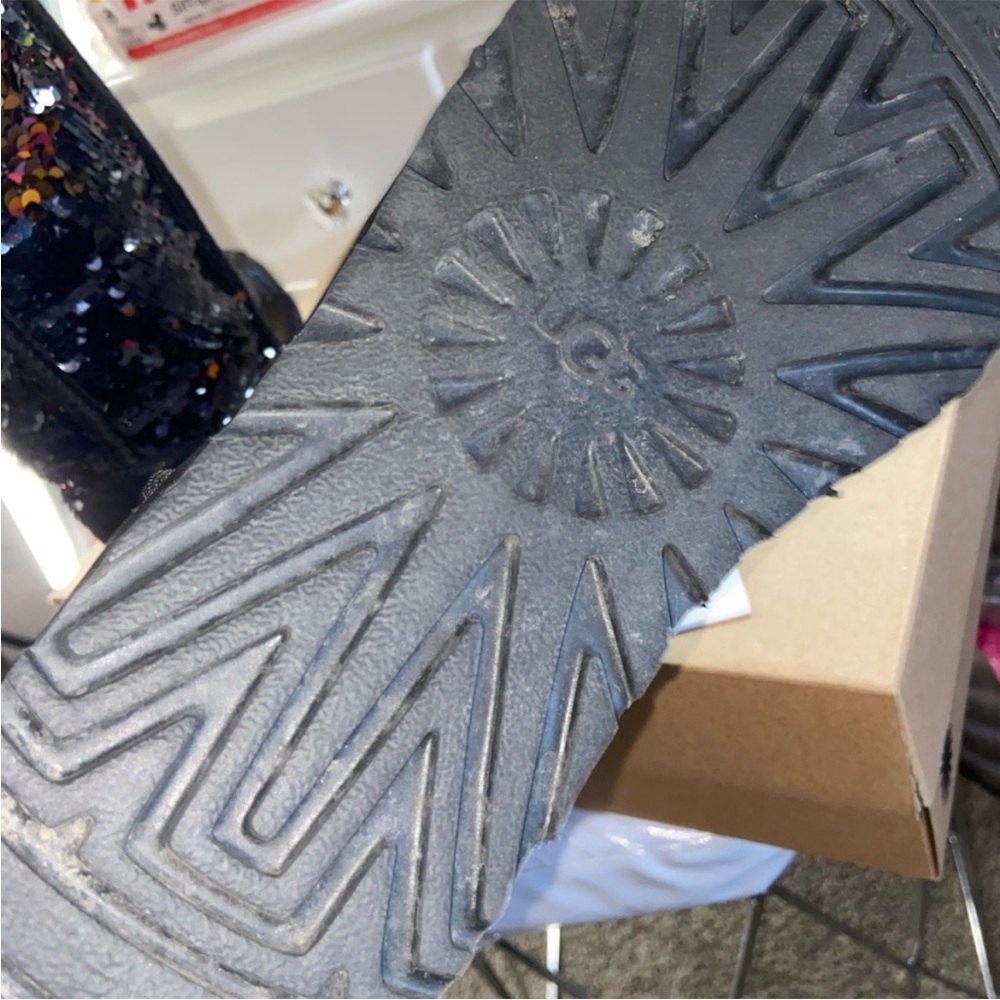 Short Sequin Uggs - Picture 7 of 8